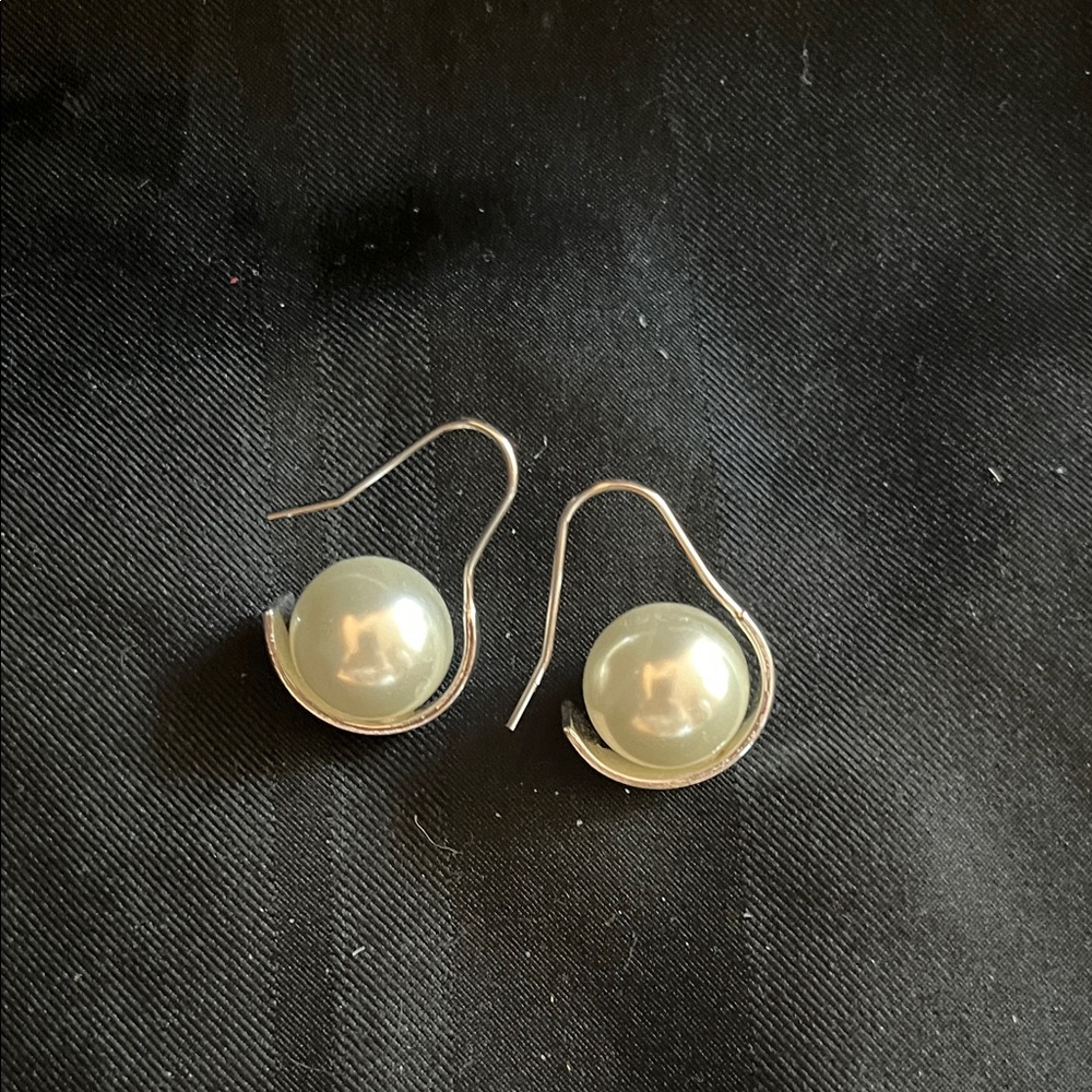 Gorgeous pearl earrings.. costume. Unusual dangle style.